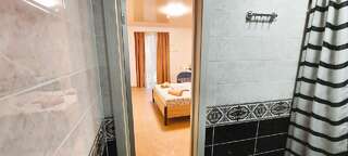 Гостиница Антре Геленджик 4-местный номер без балкона-5